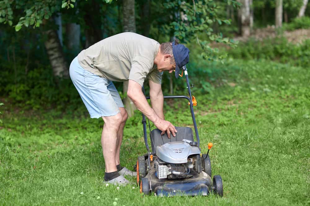 tips on how to clean carburetor on lawn mower